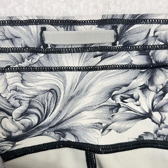 Lululemon Leggings Sz 6 Train Times 7/8 Pant Light Garden White Black Floral - Picture 7 of 13